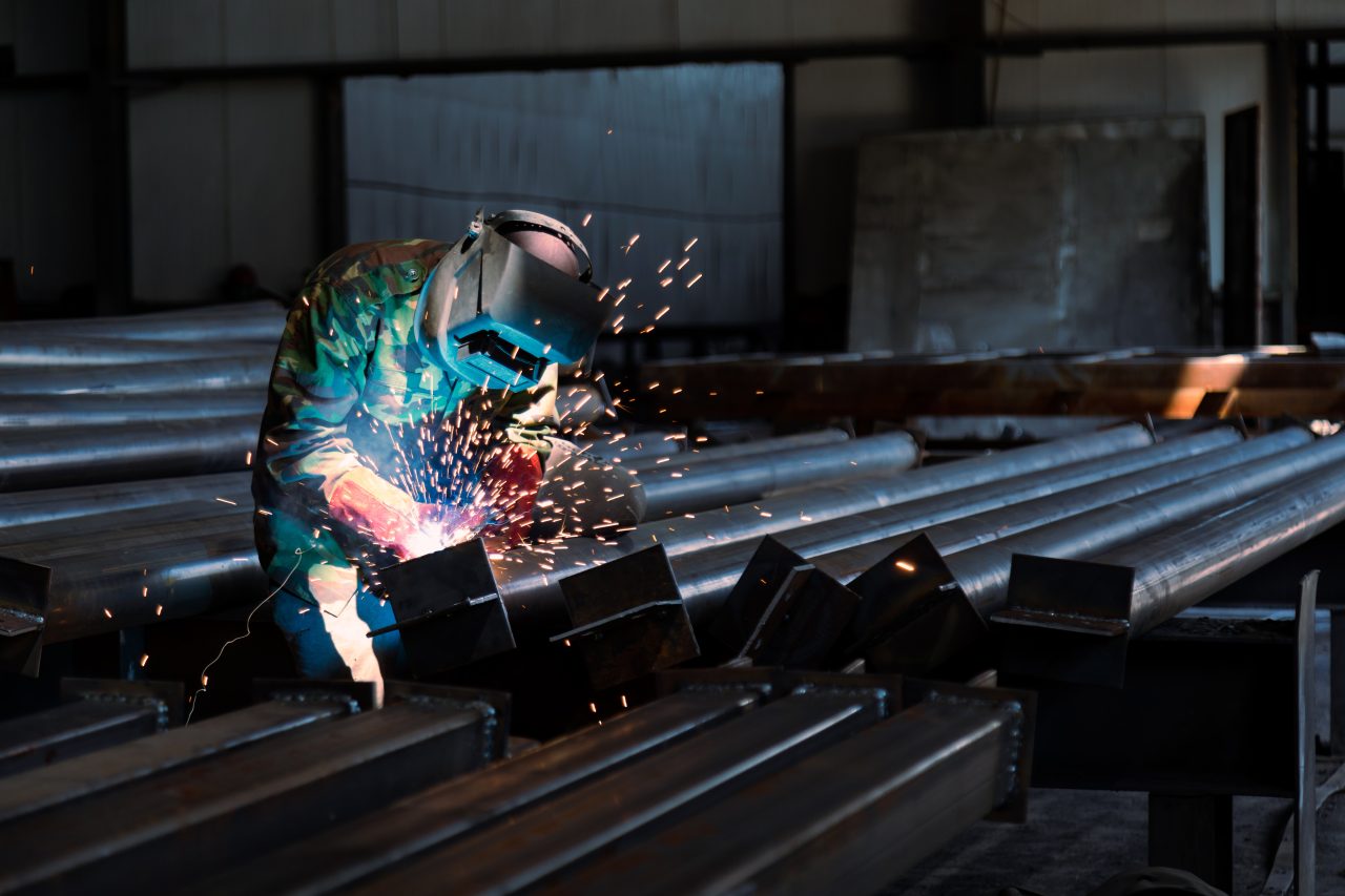 welder-working-on-metal-in-dark-factory-2026-01-09-08-17-01-utc-1280x853.jpg
